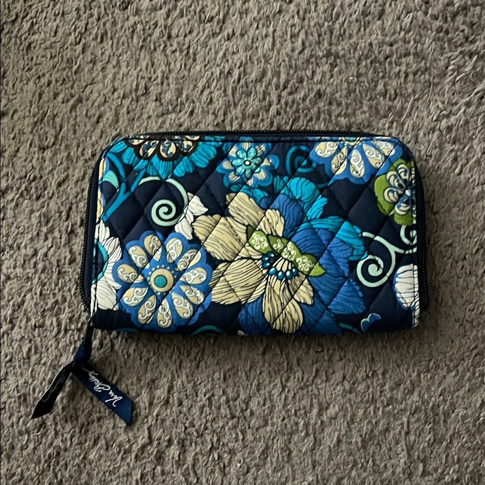 Vera Bradley zip around wallet